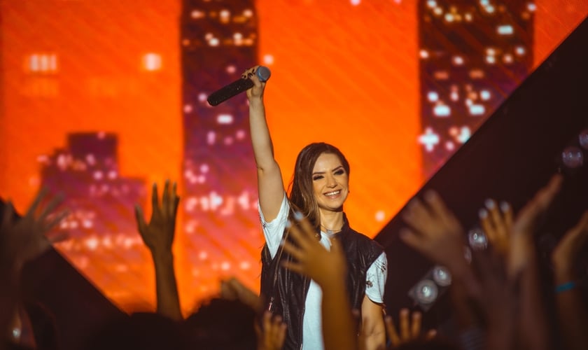 Camila Campos está lançando o EP "Fé, Esperança & Amor" - Vol. 1. (Foto: Rodney Machado)