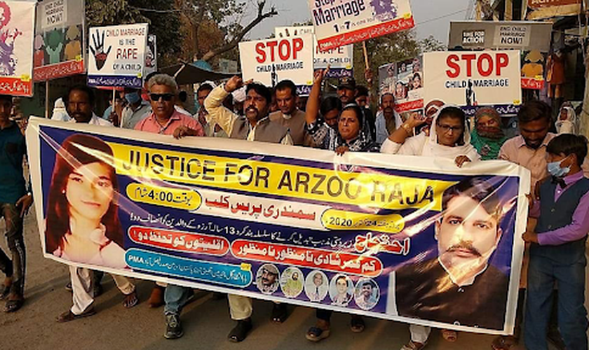 O caso de Arzoo Raja e de tantas outras adolescentes paquistanesas sequestradas e forçadas a um casamento islâmico, tem mobilizado protestos no país. (Foto: Asia News)