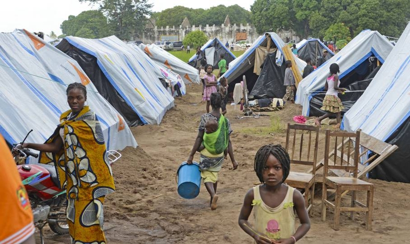 Centro de deslocados em Moçambique. O país tem mais de 560 mil cidadãos que foram expulsos de suas casas e vilas. (Foto: Portas Abertas)