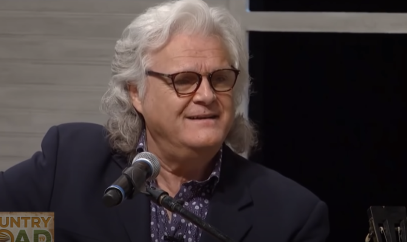 Ricky Skaggs é um conhecido nome da música country nos Estados Unidos. (Imagem: YouTube/Country Road TV)