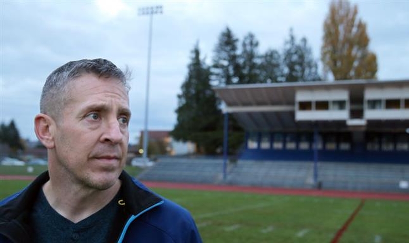Um distrito escolar dos EUA demitiu o técnico de futebol Joe Kennedy por causa de sua oração. (Foto: Larry Steagall/Kitsap Sun)