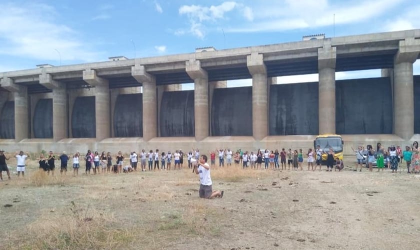 Cristãos em oração por chuva em frente a barragem do açude Castanhão, em janeiro de 2020. (Foto: Arquivo pessoal)