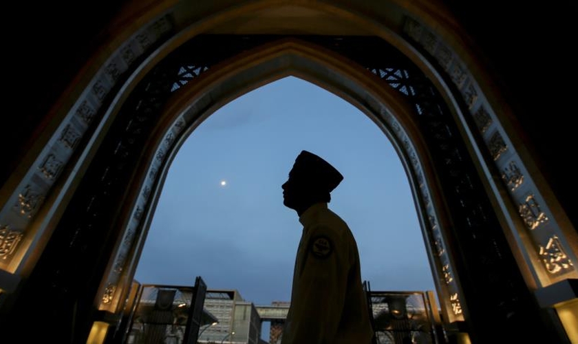 Homem em uma mesquita de Kuala Lumpur, na Malásia, em maio de 2019. (Foto: Annice Lyn/AP)