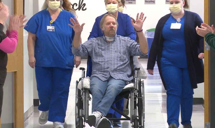 Depois de passar 4 meses respirando por ventilação mecânica no hospital nos EUA, Terry Smith recebeu alta. (Foto: WKYT).