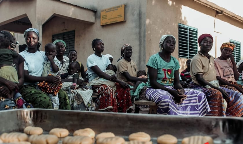 O projeto ensinou as mulheres da aldeia a assar biscoitos. (Foto: Israel Florentin/CACEMAR).