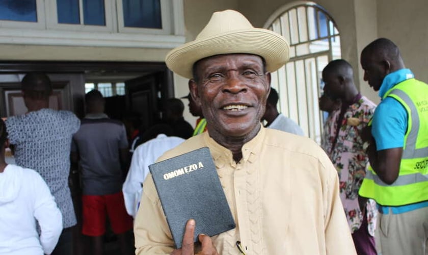 John Okolubo no lançamento do Novo Testamento de Ogbia na Nigéria. (Foto: Benjamin Mordi, Sociedade Bíblica da Nigéria).