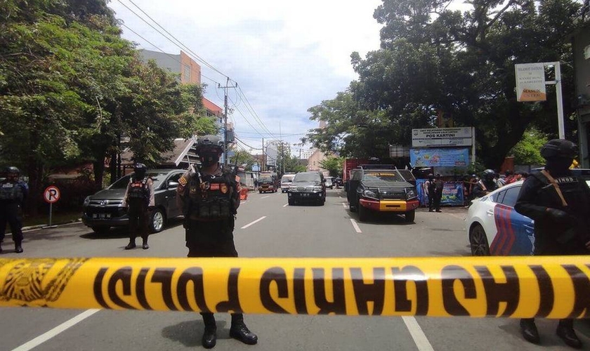 Um ataque à bomba numa igreja na Indonésia deixou 20 fiéis feridos no Domingo de Ramos. (Foto: Reuters).