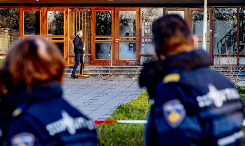 Trabalhadores limpam danos causados por uma explosão na igreja Mieraskerk, perto de Rotterdam, na Holanda. (Foto: Robin Utrecht/ANP/AFP)