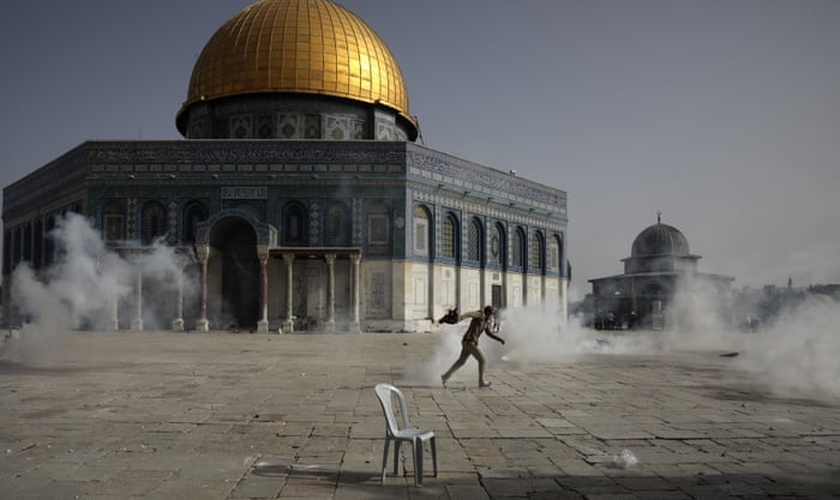 Palestino em confrontos policiais israelenses em frente ao Domo da Rocha, em Jerusalém. (Foto: Mahmoud Illean/AP)