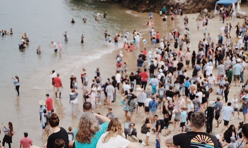 Mais de 1.200 pessoas foram batizadas no sul da Califórnia. (Foto: Tom Price/Calvary CCH)