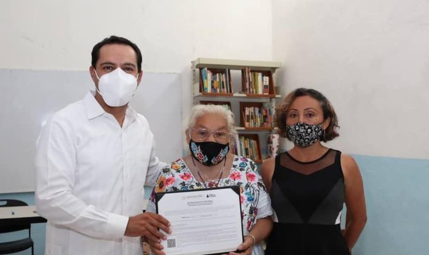 María Luisa recebeu o diploma pelo governador de Yucatán, no México. (Foto: Facebook/Maurício Vila Dosal)