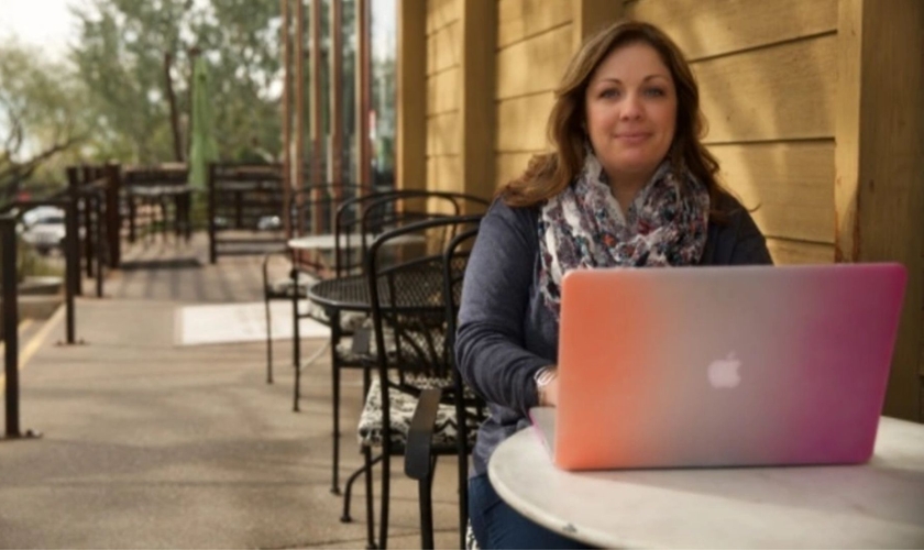 A web designer, Lorie Smith, proprietária da agência 303 Creative enfrenta uma batalha judicial por se recusar a criar sites para casamentos gays. (Foto: Alliance Defending Freedom)