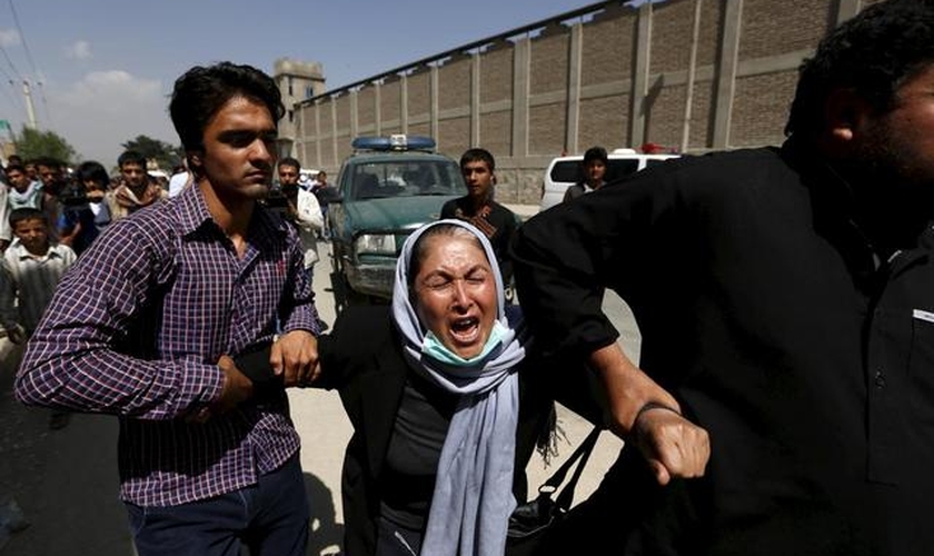 Mulher em desespero à procura de parentes no local de um ataque em Cabul em 2015. (Foto: Reuters/Mohammad Ismail)