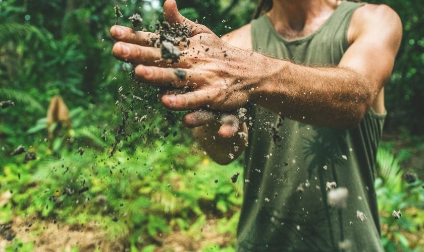 Imagem ilustrativa de homem com a mão no arado. (Foto: Unsplash/Eddie Kopp)