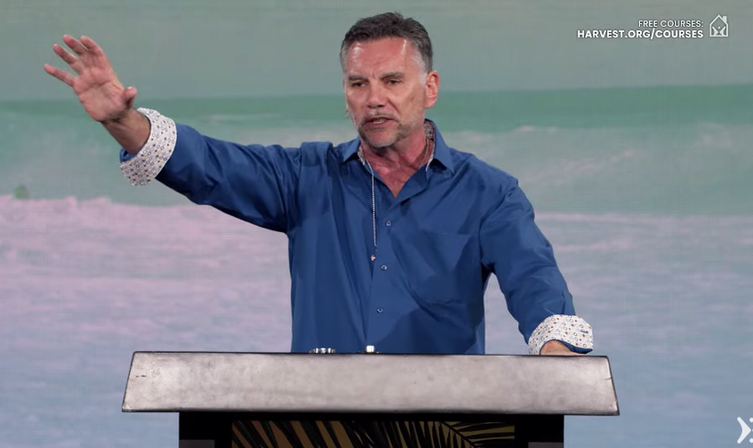 Michael Franzese na igreja Harvest Christian Fellowship. (Foto: YouTube/Pastor Greg Laurie)