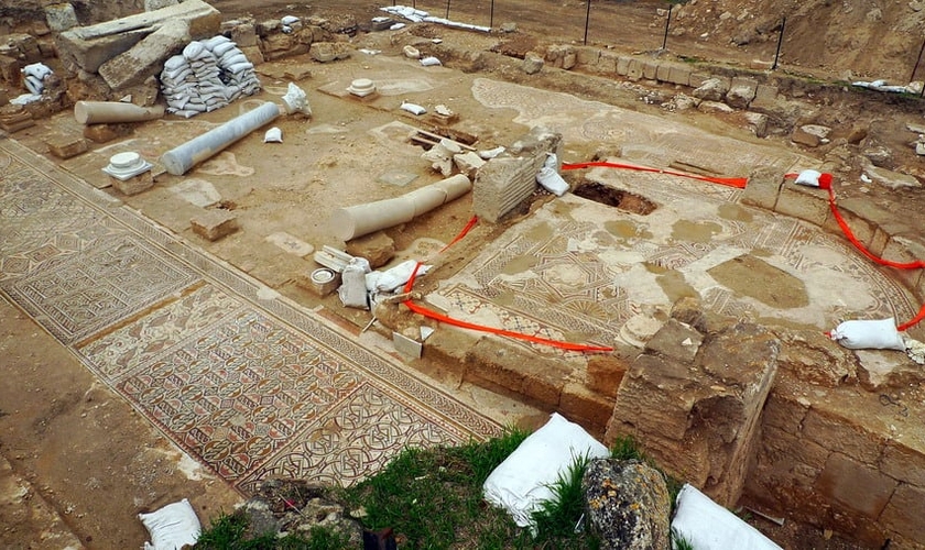 Imagem ilustrativa. Igreja do período bizantino que foi escavada em 2011. (Foto: Bar-Droma/Wikimedia Commons)