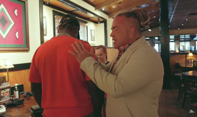 Rapaz e moça receberam oração do evangelista. (Foto: YouTube/Todd White)