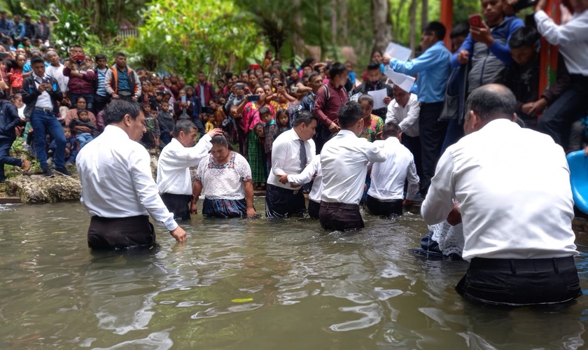 Milhares participaram de batismo em massa. (Foto: Iglesia del Nazareno Región Mesoamérica)