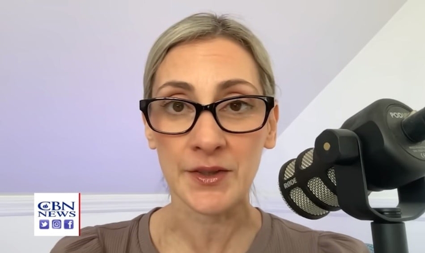 Jenn Nizza, ex-médium em entrevista ao podcast da CBN News. (Foto: Reprodução/ Youtube/CBN News)