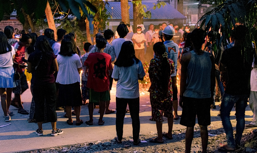 Pessoas reunidas em Yangon, Mianmar. (Foto: Ilustração/Unsplash/Zinko Hein)