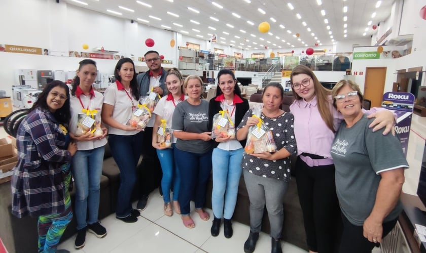 Funcionários recebem oração antes do expediente. (Foto: Reprodução/Igreja Adventista do Sétimo Dia)