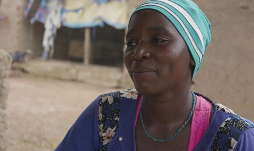 Mulher que foi sequestrada por extremistas islâmicos. (Foto: Reprodução/Global Christian Relief)