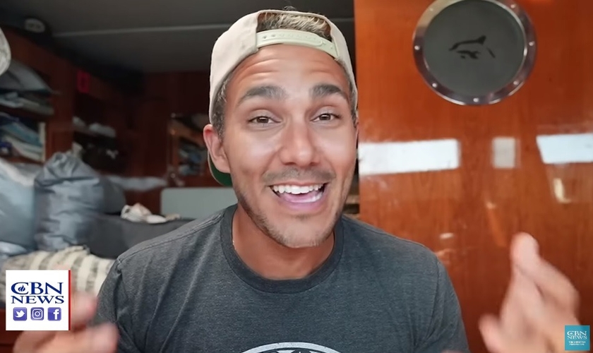 Ator Carlos PenaVega em entrevista à CBN News. (Foto: Reprodução/YouTube/CBN News)