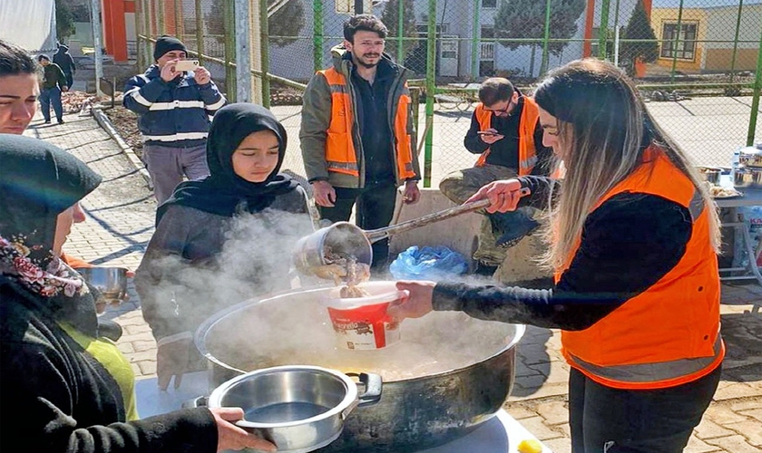 Missionários na Turquia servindo às vítimas do terremoto. (Foto: Reprodução/FMI)