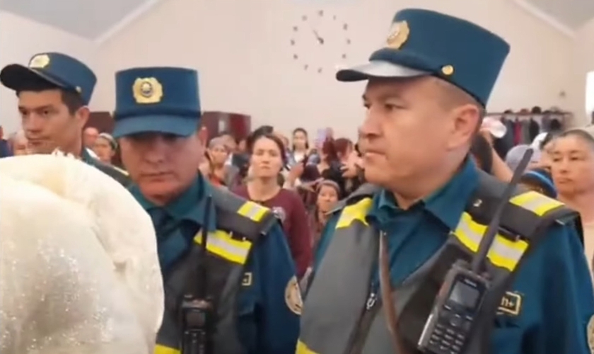 Igreja no Uzbequistão foi invadida por policiais no domingo de Páscoa. (Foto: Captura de tela/YouTube Portas Abertas)