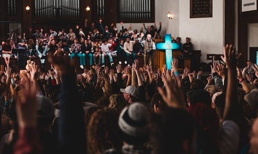 Jovens adorando a Deus no avivamento em Asbury. (Foto: Instagram/Asbury University)