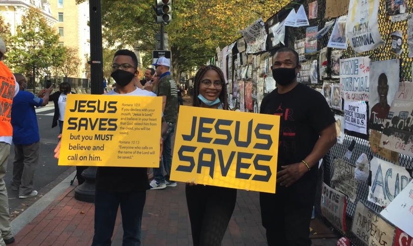 Membros do Jesus Saves Signs. (Foto: Captura de tela/Vídeo Site Jesus Saves)