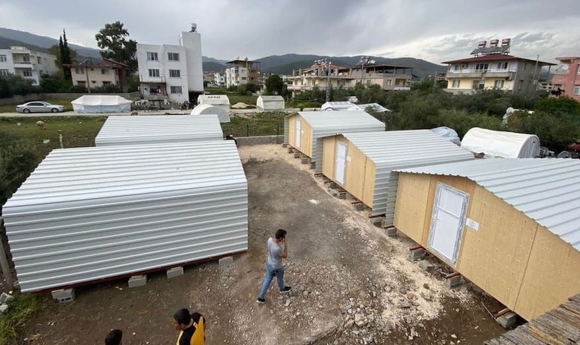 Voluntários no terreno onde as casas são construídas. (Foto: Reprodução/Evangelical Focus)