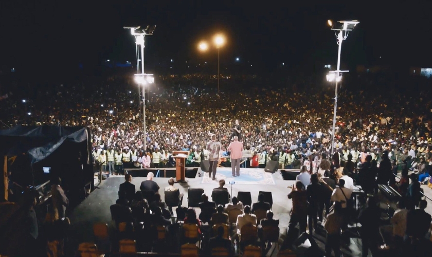 Cruzada evangelística do CfaN, na Zâmbia. (Foto: Captura de tela/YouTube CfaN Europe)