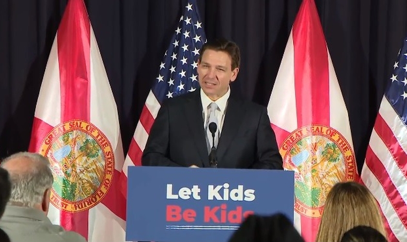 O governador DeSantis durante seu discurso no evento. (Foto: Reprodução/Fox News)