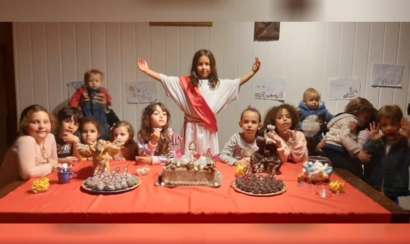 Lis e seus convidados em sua festa de aniversário. (Foto: Reprodução/Twitter/Giulia Araújo)