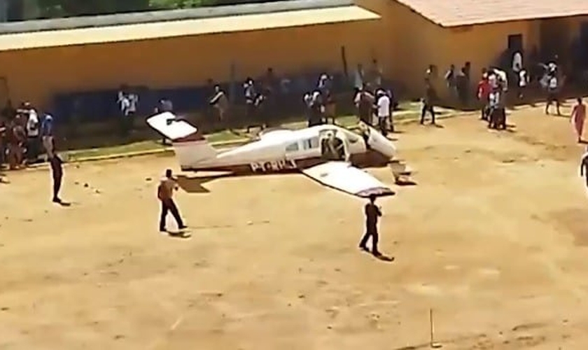 O avião no momento da queda. (Foto: Reprodução/G1)