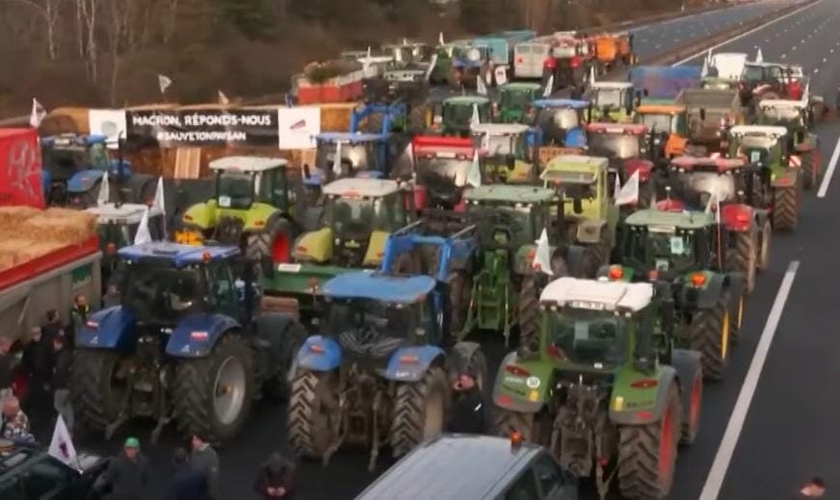 Agricultores protestam na Europa. (Captura de tela: YouTube Jovem Pan News)