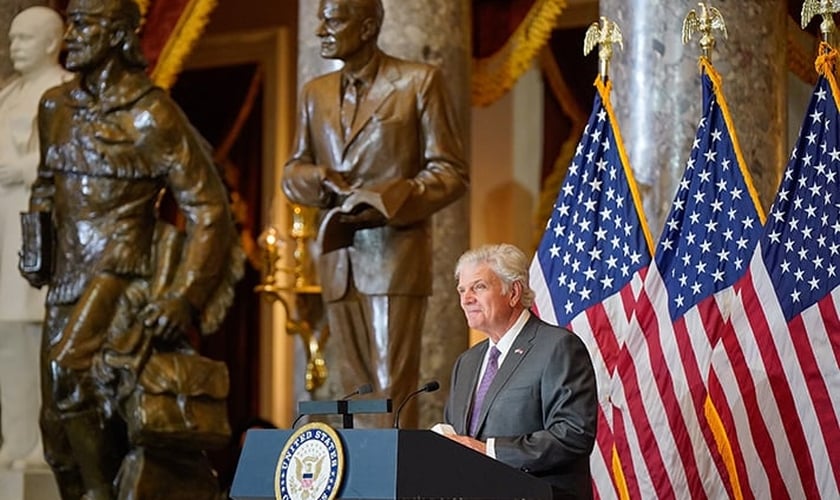 Franklin Graham em frente à estátua de seu pai no National Statuary Hall. (Foto: BGEA)