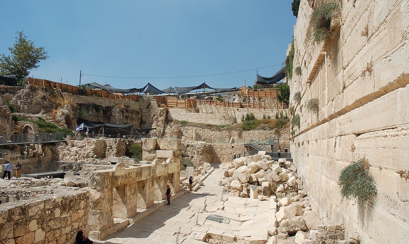 Sítio arqueológico no entorno do Monte do Templo, em Jerusalém. (Foto: Wikimedia Commons/David King)