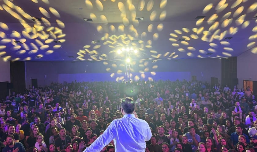Joel Engel durante a Escola Profética 2024. (Foto: Ministério Engel)