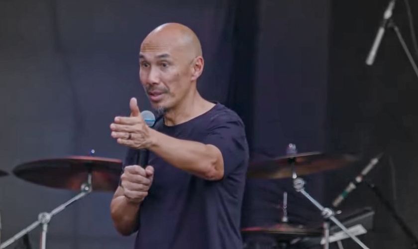Francis Chan prega sobre coragem para o aceitar o envio missionário no The Send. (Foto: Reprodução/YouTube/Dunamis Movement)