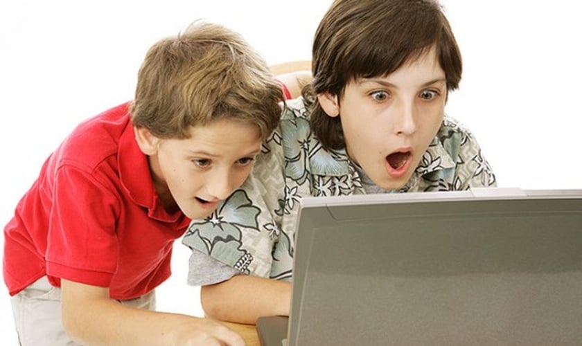 Crianças, jovens e adolescentes estão procurando cada vez mais a internet como fonte de informações para assuntos como sexualidade e relacionamentos.