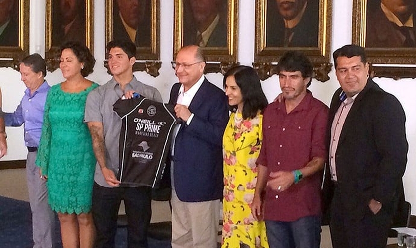 Medina recebendo de Geraldo Alckmin honraria