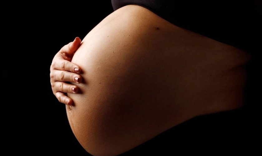 Grávida apoia descriminalização do aborto em rede social