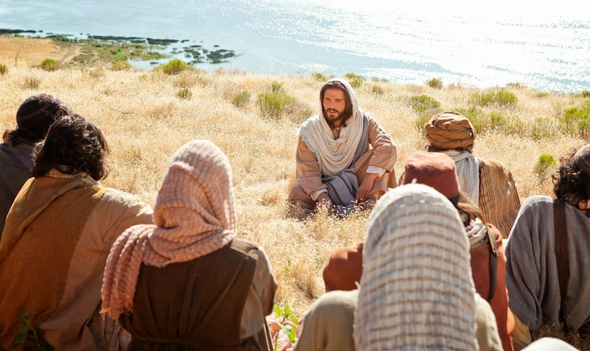 Cena em que Jesus Cristo prega um de seus sermões.