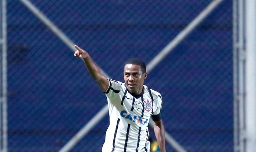 Elias marca o único gol da vitória do Timão