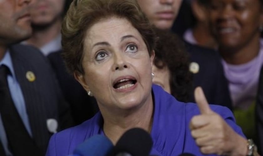 Dilma Rousseff é suspeita de usar de manobras políticas para ajudar Lula a se livrar das investigações da Operação Lava Jato.