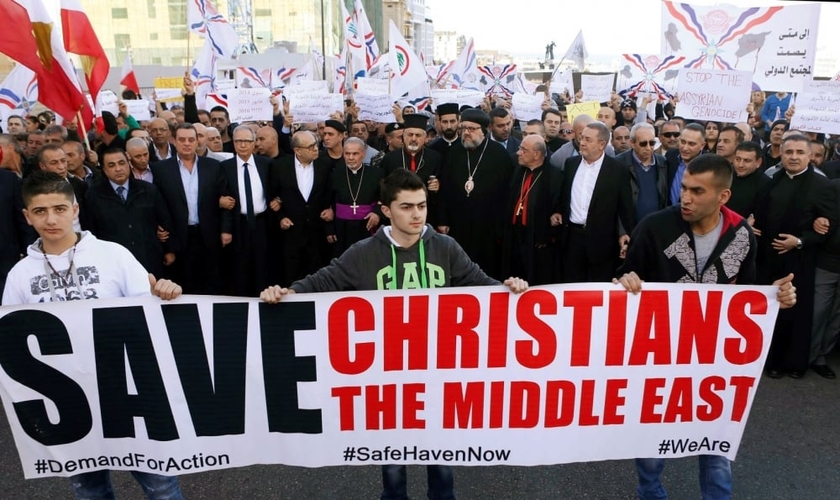 Assírios protestam em solidariedade aos cristãos sequestrados. (Reuters/Mohamed Azakir)
