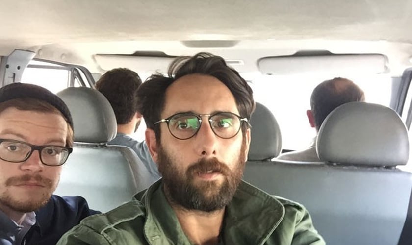 Gabriel Chaim ao lado de um dos fotógrafos que também foi preso com ele