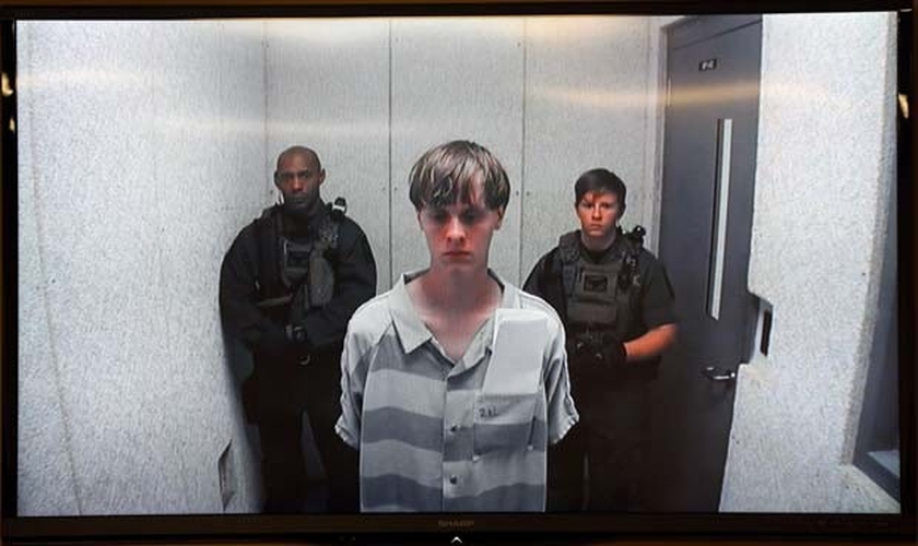 Dylann Roof ouve as declarações de familiares das vítimas, após ter matado nove pessoas durante um estudo bíblico, na Igreja Metodista Eammanuel, em Charleston (EUA).